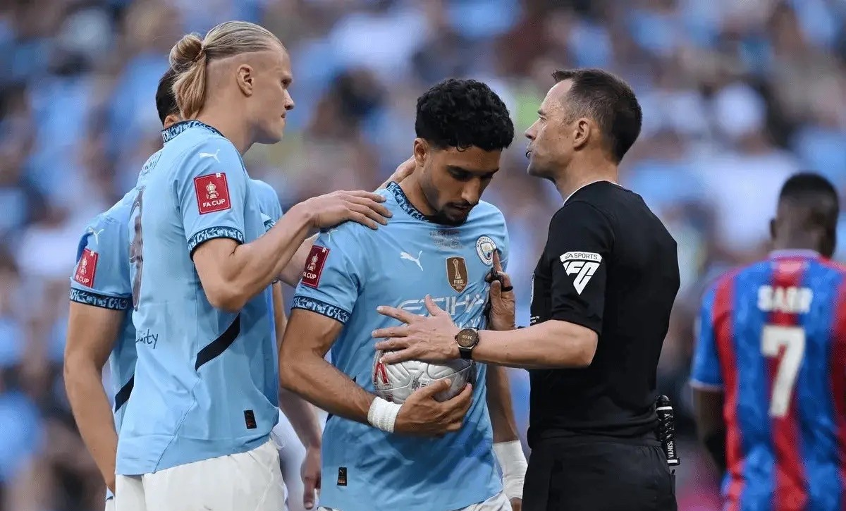 爱游戏官网-英超倒计时，塞维利亚关键时刻回应争议，细节引发关注，媒体盛赞，更衣室氛围转暖的简单介绍